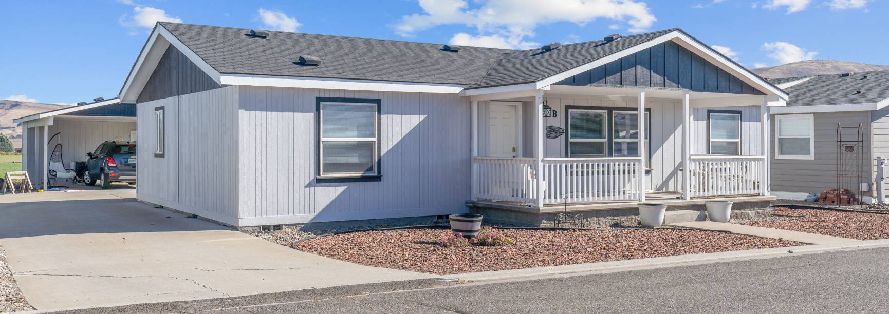 Photo a light gray and blue manufactured house